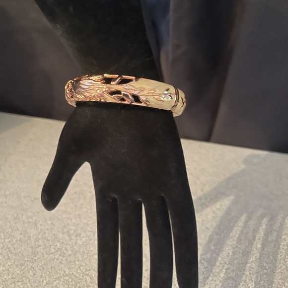 Cloisonné Gold Toned Cream Enamel Cut Out Metal Cuff Bangle Bracelet - Picture 2 of 9